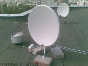 Montaż bezinwazyjny anteny satelitarnej na dachu bloku z wykorzystaniem wysięgnika wolnostojącego na betonowych bloczkach Warszawa Ochota                